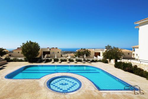 una piscina en una villa con vistas en Club St. George, en Pafos