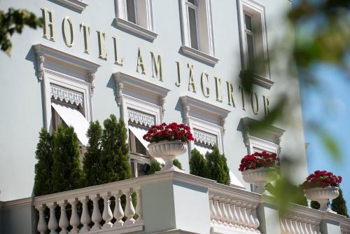 un panneau à l'avant de l'hôtel malecon dans l'établissement Hotel Am Jägertor, à Potsdam