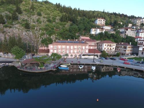 Hotel Kastoria in Kastoria City في كاستوريا: مدينة فيها جسر فوق سطح ماء