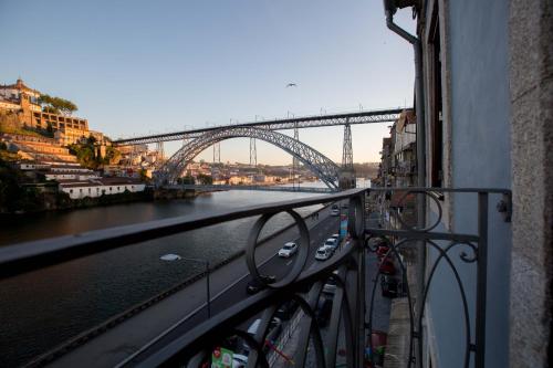 uma vista para uma ponte a partir de uma varanda em Ribeira Flats MyGod no Porto