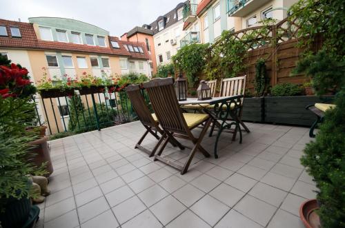 a patio with a table and chairs and some buildings at Apartament Mundus in Sopot