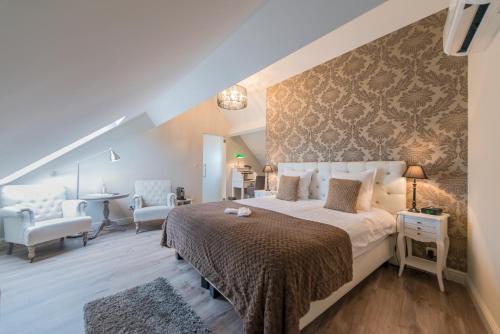 um quarto com uma cama grande e uma escada em Boutique Hotel Caelus VII em Tongeren