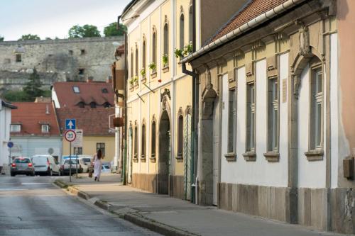 El barrio en el que está el departamento o un barrio cercano