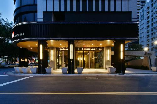 un bâtiment situé dans une rue de la ville la nuit dans l'établissement Hotel R14, à Kaohsiung