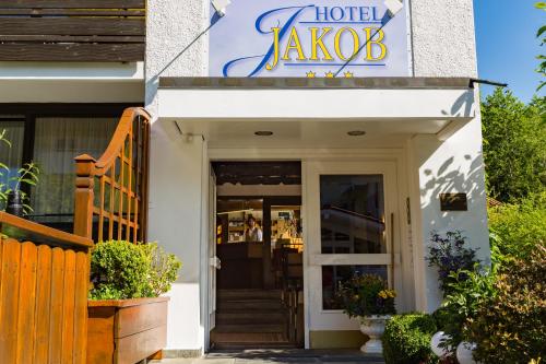 ein Hotel-Jaxo-Gebäude mit offener Tür in der Unterkunft Hotel Jakob in Füssen