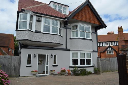 Casa blanca con techo marrón en Foy House, en Folkestone