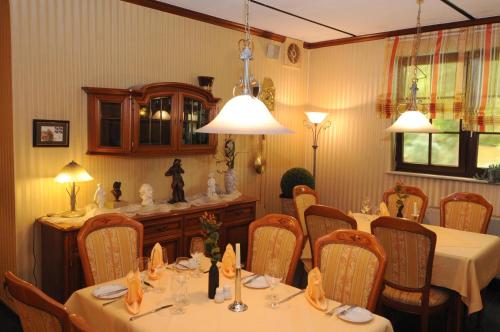 Un restaurante u otro lugar para comer en Hotel-Restaurant "Zum Alten Fritz"