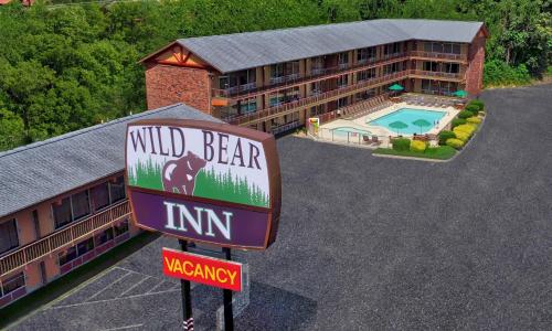 La alberca dentro o cerca de Wild Bear Inn