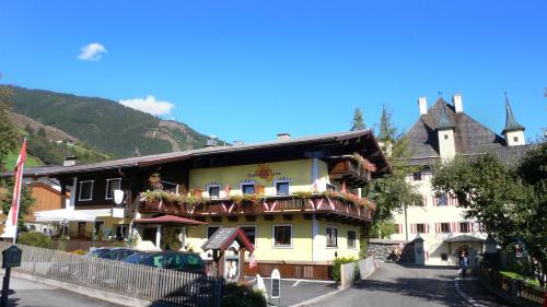 un bâtiment avec des fleurs sur ses balcons dans l'établissement Hotel Dorfgasthof Schlösslstube, à Stuhlfelden