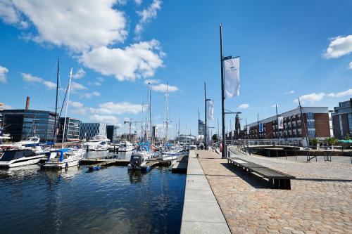 Im-Jaich Boardinghouse Bremerhaven في برمرهافن: مجموعة من القوارب مرساة في المارينا