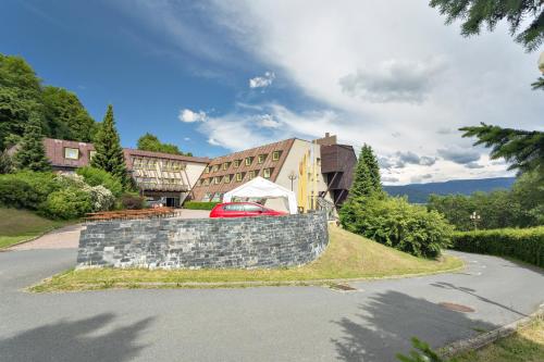 un'auto è parcheggiata di fronte a un edificio di Wellness Hotel Diana a Velké Losiny