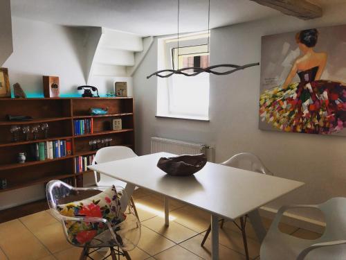 a dining room with a white table and chairs at Ferienhaus Zur Mainpforte in Mainz