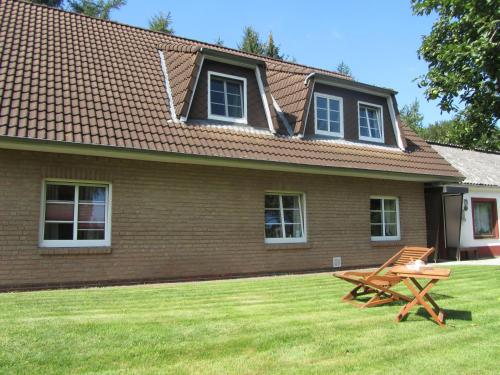 una casa con un tavolo da picnic di fronte di Ferienwohnung Holt a Husum