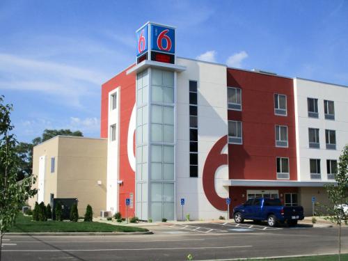 budynek z wieżą zegarową przed nim w obiekcie Motel 6-South Bend, IN - Mishawaka w mieście South Bend