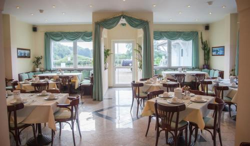 Un restaurante u otro lugar para comer en Hotel Atlantis