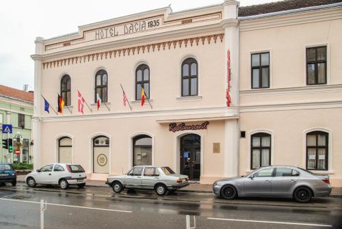 three cars parked in front of a building at Hotel Dacia in Lugoj