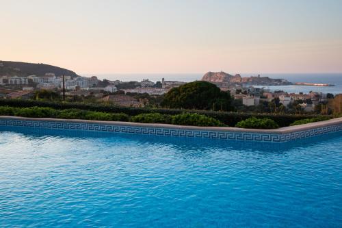 - une piscine avec vue sur l'eau dans l'établissement Hôtel Funtana Marina, à LʼÎle-Rousse