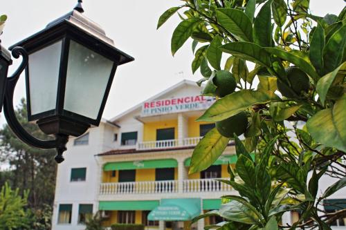 uma luz de rua em frente a um hotel em Residencial Pinho Verde na Mealhada