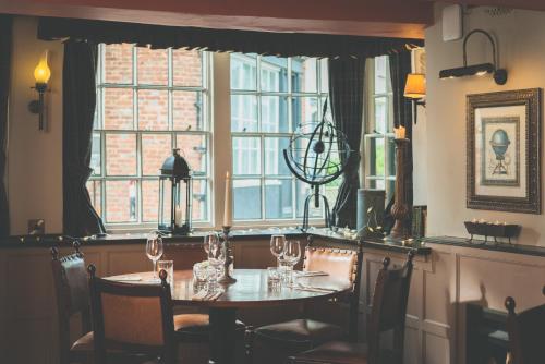 d'une salle à manger avec une table et une fenêtre. dans l'établissement The Globe, à Exeter