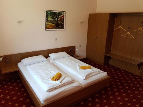 1 dormitorio con 1 cama con 2 toallas en Hotel - Restaurant Sophienaue, en Eisenach