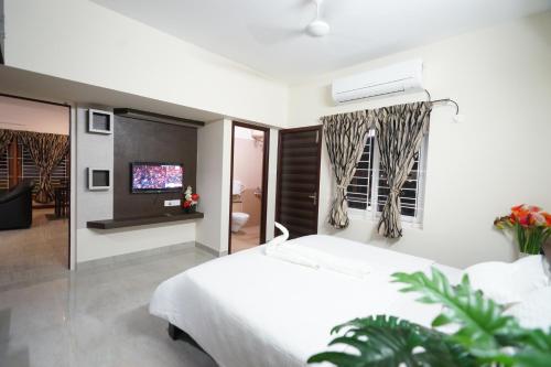 Giường trong phòng chung tại Krishna Vibe Service Apartment