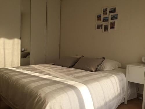 ein Schlafzimmer mit einem großen Bett mit weißer Bettwäsche in der Unterkunft Immeuble le St Honorat in Cannes