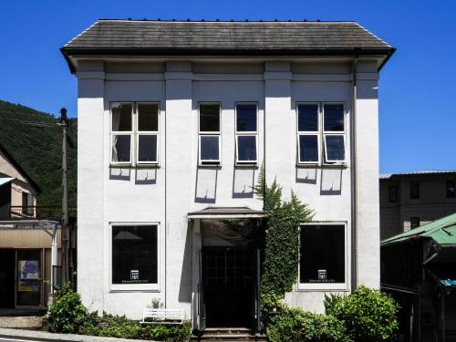 una casa bianca con tetto nero di HakoneHOSTEL1914 a Hakone