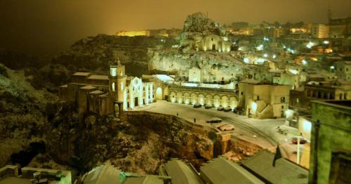 Una vista general de Matera o una vista desde la ciudad tomada desde el hotel