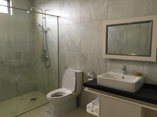 Um banheiro em D'Anggerek Serviced Apartment