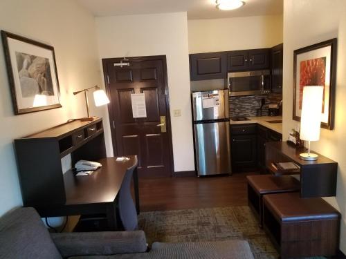 Η κουζίνα ή μικρή κουζίνα στο Staybridge Suites - Cincinnati North, an IHG Hotel