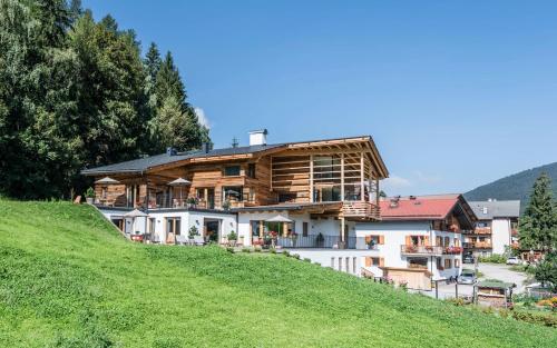 een groot huis bovenop een heuvel bij Chalet Sophia in Ortisei