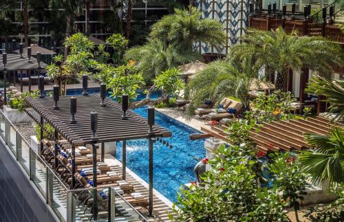 Бассейн в Four Seasons Hotel Jakarta или поблизости