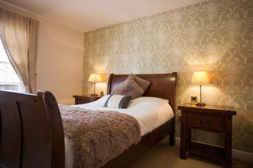 una camera con un letto, due lampade e una finestra di Bannatyne Hotel Darlington a Darlington