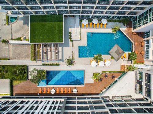 The swimming pool at or close to Hotel J Pattaya