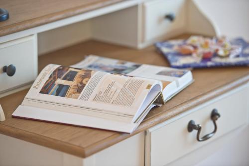 zwei Bücher auf einer Küchentheke in der Unterkunft Casa Cinque in Positano