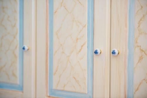 ein Holzschrank mit blauen Türen in einem Zimmer in der Unterkunft Casa Cinque in Positano