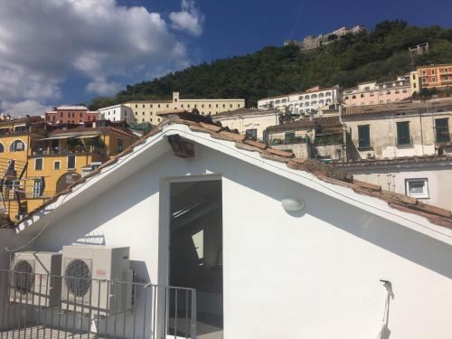 um edifício branco com uma porta aberta no topo de uma cidade em Casa Maria em Salerno