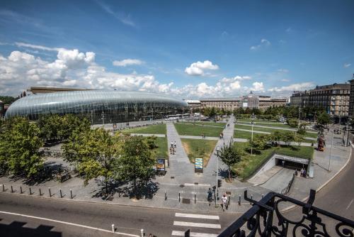 vista su un grande stadio con un edificio di Hôtel Le Bristol Strasbourg Gare a Strasburgo