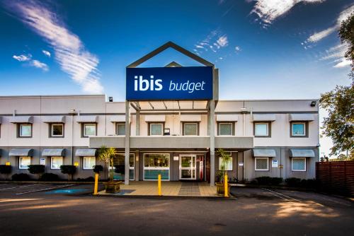 un bâtiment avec un panneau qui lit un seau de lions dans l'établissement ibis Budget - Newcastle, à Newcastle