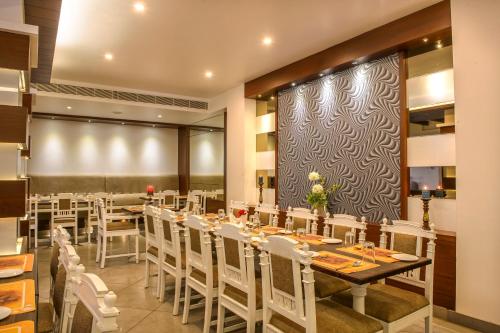 מסעדה או מקום אחר לאכול בו ב-Bhasuri Inn Guruvayoor