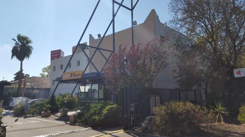 un edificio con un cartello di fronte di hotelF1 Fréjus Roquebrune sur Argens a Roquebrune-sur Argens