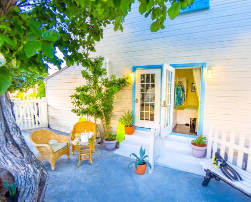 una casa y un patio con mesa y sillas en Turks Head Inne, en Grand Turk