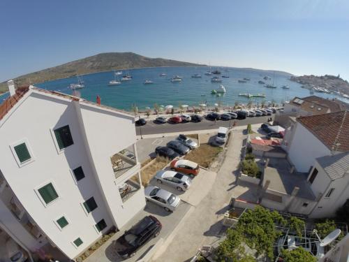 uma vista aérea de um porto com barcos na água em Villa Šiša em Primošten