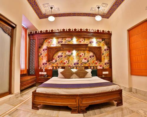 Una cama o camas en una habitación de Hotel Pearl Palace Jaipur