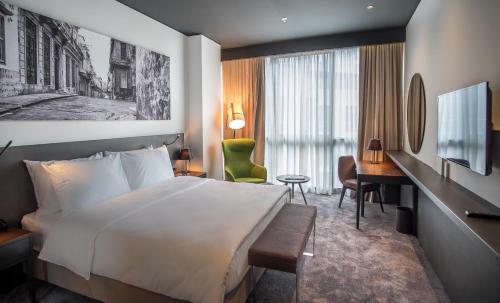 Voodi või voodid majutusasutuse Crowne Plaza Podgorica, an IHG Hotel toas