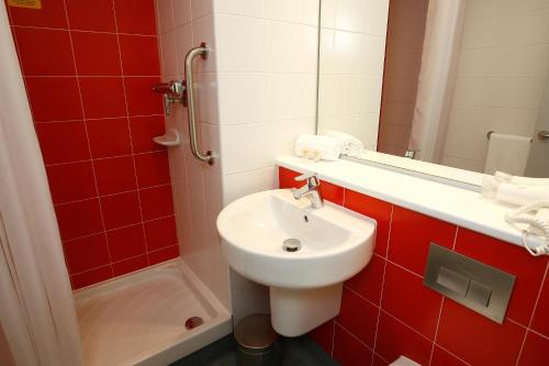 Un baño de Travelodge Barcelona Poblenou