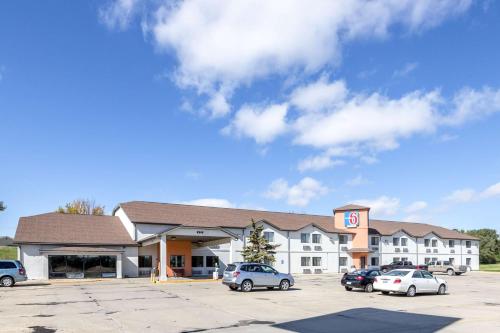 a hotel with cars parked in a parking lot at Motel 6-Waterloo, IA in Waterloo