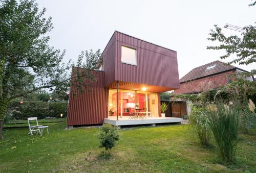 ベルンにあるIl Cuboの赤い屋根のモダンな家