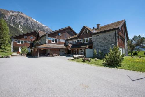 duży dom z podjazdem przed górą w obiekcie juhui Lenzerheide w mieście Lenzerheide