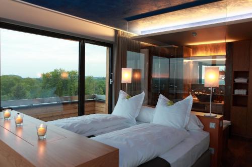 1 dormitorio con 2 camas y ventana grande en The Seven Hotel, en Esch-sur-Alzette